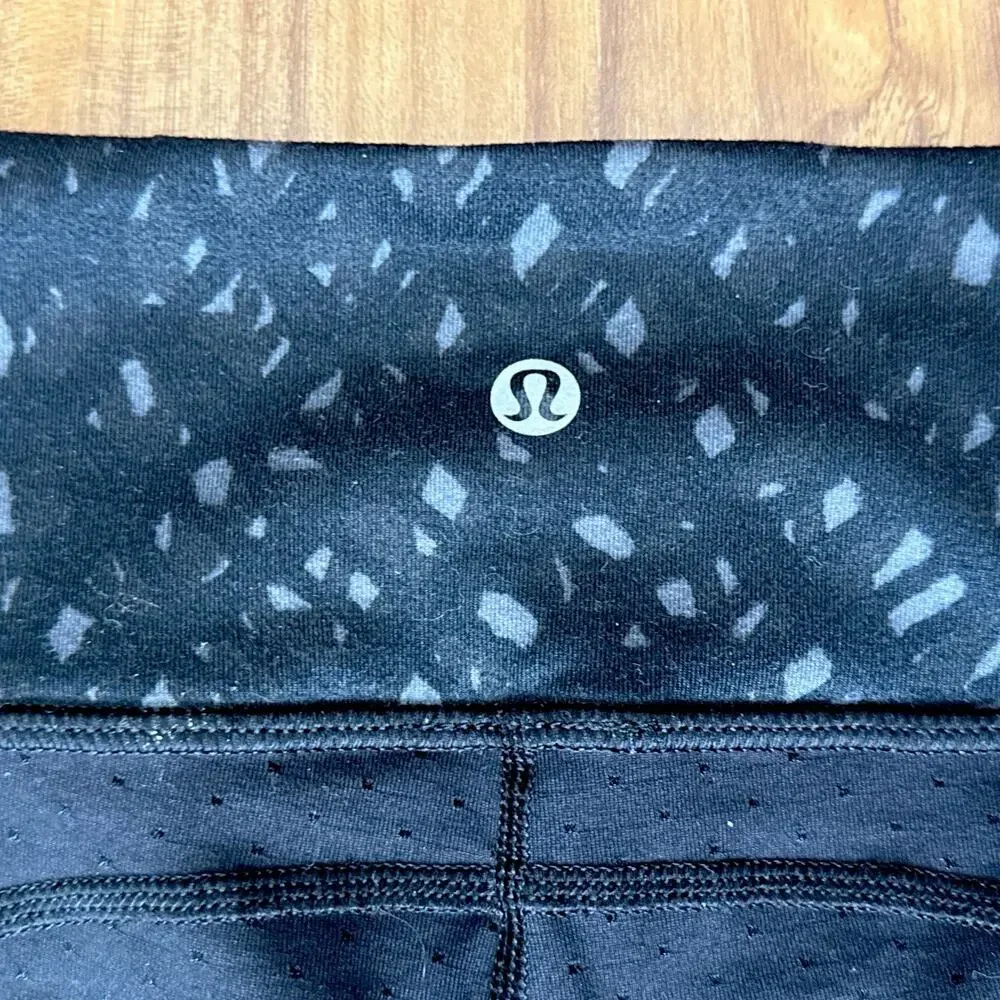 Lululemon Leggings size 4 Gather &‎ Crow Crop II High Rise Shine Dot Black Lace